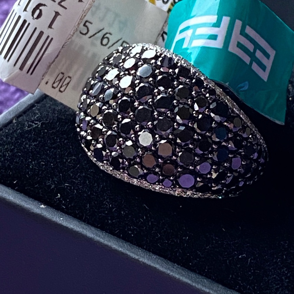 Elegant Black and Silver Women's Ring